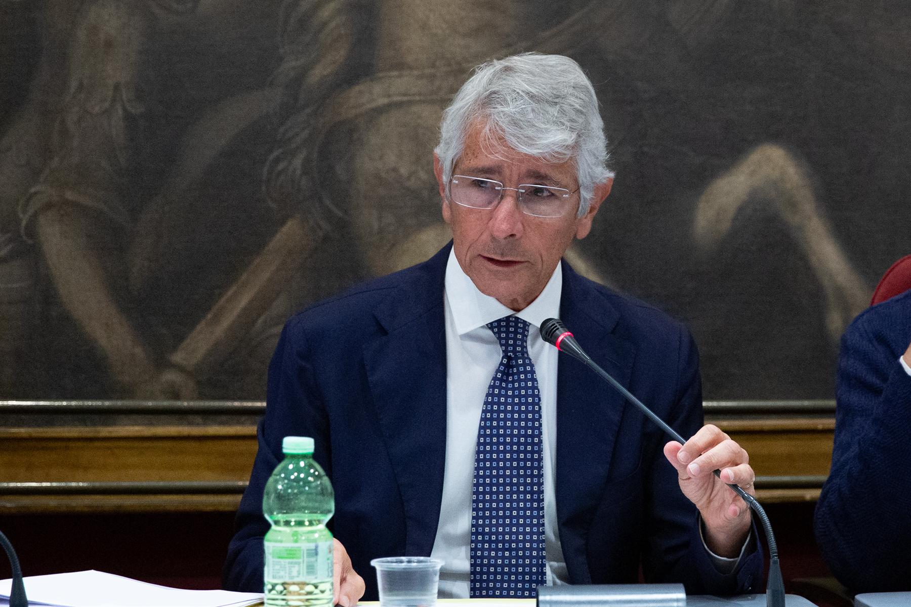 Il Ministro Abodi Non Vietiamo Gli Smartphone Ma Insegniamo A Usarli